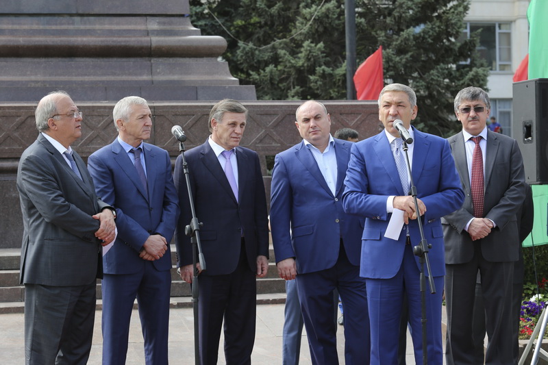 Абдусамад Гамидов направил новые кареты скорой помощи и школьные автобусы в места их назначения